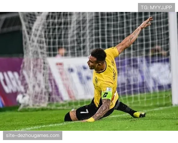 李冠希后场传球失误 广州豹抓住机会破门